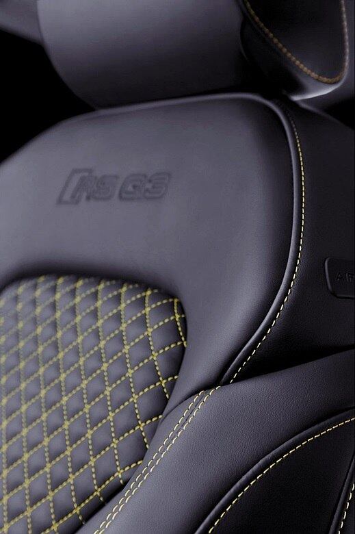 Lançado em junho no Brasil, o Audi RS Q3 é o primeiro utilitário da marca alemã a receber as modificações de sua divisão esportiva. Além do tradicional kit aerodinâmico, que inclui rodas enormes de 19 polegadas, saias, aerofólio e ponteira, o crossover derivado do hatch A3 usa freios de alta performance e mecânica "carregada na pimenta". O motor 2.5 turbo a gasolina despeja 310 cv de potência e 42,8 kgfm de torque nas quatro rodas, gerenciado pelo moderno câmbio automatizado de dupla embreagem e sete marchas. O resultado na prática fica explícito nos números de desempenho: 0 a 100 km/h em 5,2 segundos e velocidade máxima de 250 km/h — limitada eletronicamente