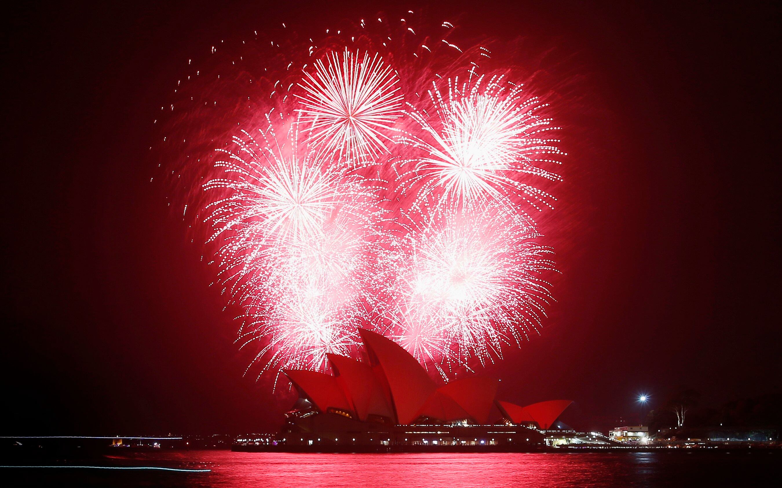 

Fogos de artifício banhado de luz
vermelha explodem em Sydney, na Austrália, para marcar o Dia Mundial de Luta
Contra a Aids

