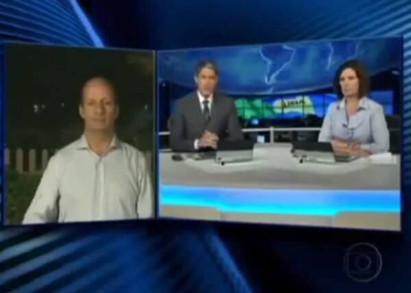Marcos Uchôa levou bronca ao vivo de
William Bonner, que questionou os motivos do jornalista não estar usando
capacete de segurança, em uma reportagem diretamente da Líbia. Patrão
cuidadoso!