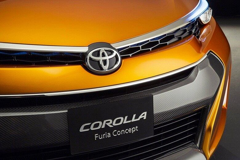 Detalhe da grade fininha e da enorme tomada de ar central do conceito Corolla Furia

VEJA TAMBÉM
>> Bumblebee terá nova versão do Camaro amarelo no próximo filme dos Transformers
>> Peugeot ousa com o 208 para abandonar de vez os fantasmas do passado

Quer saber tudo sobre carros? Acesse R7.com/carros
