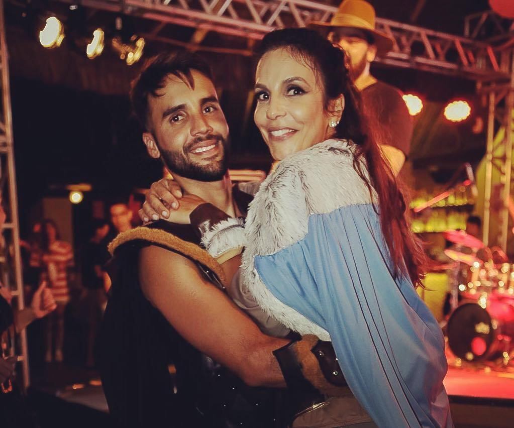 Durante um show, Ivete Sangalo viu o marido, Daniel Cady, conversando com uma mulher e não titubeou ao dar uma bronca no amado: "Quem é essa aí, papai? Tá cheia de assunto, hein?". A frase da cantora acabou virando meme