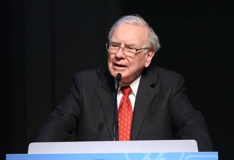Outro idealizador do The Giving Pladge é o investidor norte-americano Warren Buffett, de 85 anos. Ele é dono de uma fortuna de US$ 61,6 bilhões (R$ 246 bilhões). Em julho deste ano, o bilionário bateu seu próprio recorde de doação pessoal para caridade, ao repassar US$ 2,8 bilhões para a fundação Bill e Melinda Gates e para outros projetos de caridade