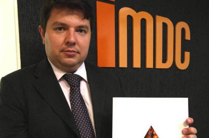 O empresário
Deivson Oliveira Vidal, ex-presidente do IMDC (Instituto Mundial de
Desenvolvimento e Cidadania) que está preso há um mês por fraude milionária
envolvendo contratos com o Ministério do Trabalho, é acusado de estupro pela
Polícia Civil

 