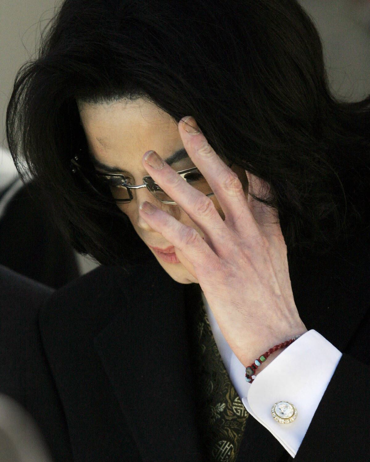 Em 2004 e 2005, Michael Jackson novamente vira manchete. Não pela sua música, mas a vida pessoal fica exposta com o julgamento de mais acusações de abuso infantil
