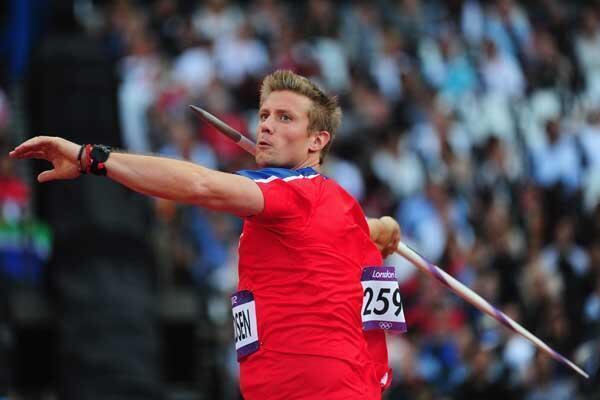 No lançamento de dardo, o recorde olímpico vigente é do norueguês Andreas Thorkildsen. Nos Jogos de Pequim, na China, em 2008, o europeu cravou a marca inédita de 90.57 metros.