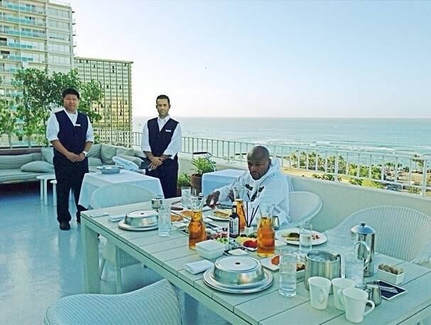 Nesta
foto, Mayweather aparece tomando café da manhã em hotel luxuoso no Havaí