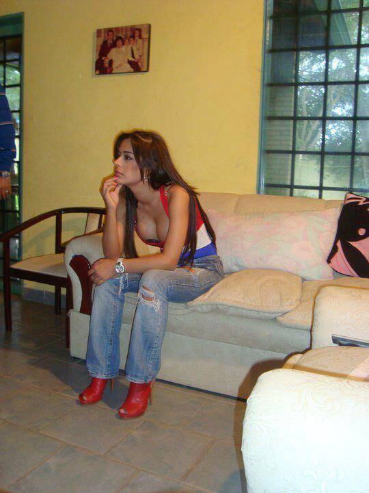 Larissa Riquelme ganhou fama mundial ao acompanhar apaixonadamente os jogos de sua seleção, o Paraguai, na Copa de 2010, com um celular no decote. Toda a atenção rendeu a ela o título de Musa da Copa
