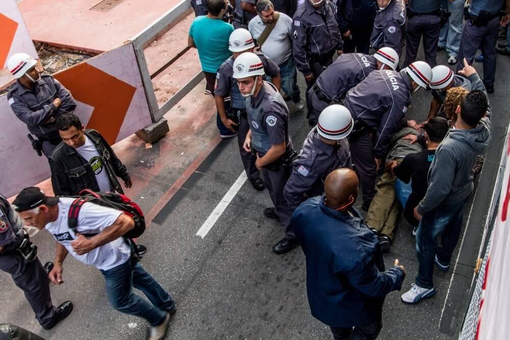 Um professor passou mal durante assembleia da Apeoesp na avenida Paulista
