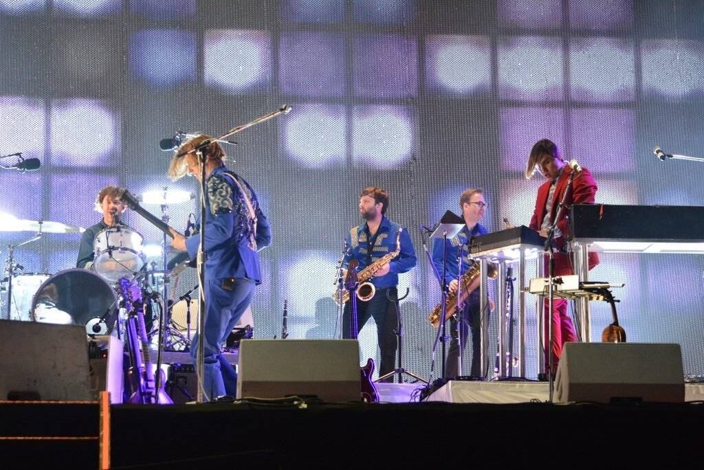 Integrantes da Arcade Fire escolheram looks bem coloridos