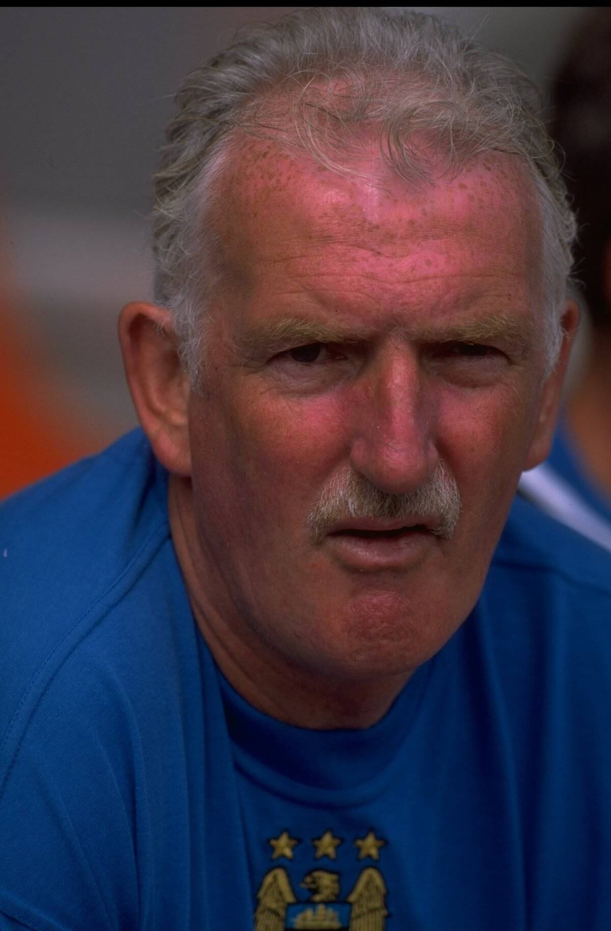 Goleiro do Manchester United nos anos 70, Alex Stepney, durante uma partida em que não estava tendo uma boa atuação, gritou tanto com seus companheiros, que chegou a desclocar a mandíbula, tendo que se retirar do jogo