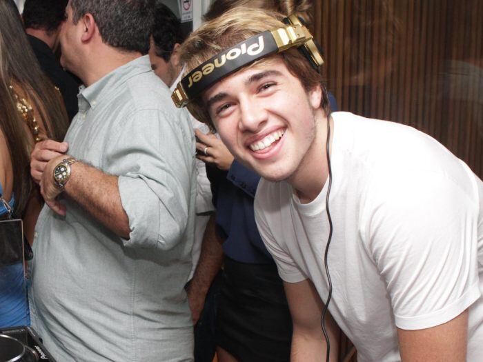 Herdeiro de uma fortuna milionária, Olin Batista, 17, é filho do empresário Eike Batista com sua primeira mulher, a modelo Luma de Oliveira. O irmão Thor foi quem o apresentou à música eletrônica e há, cerca de um ano, ele resolveu ser DJ