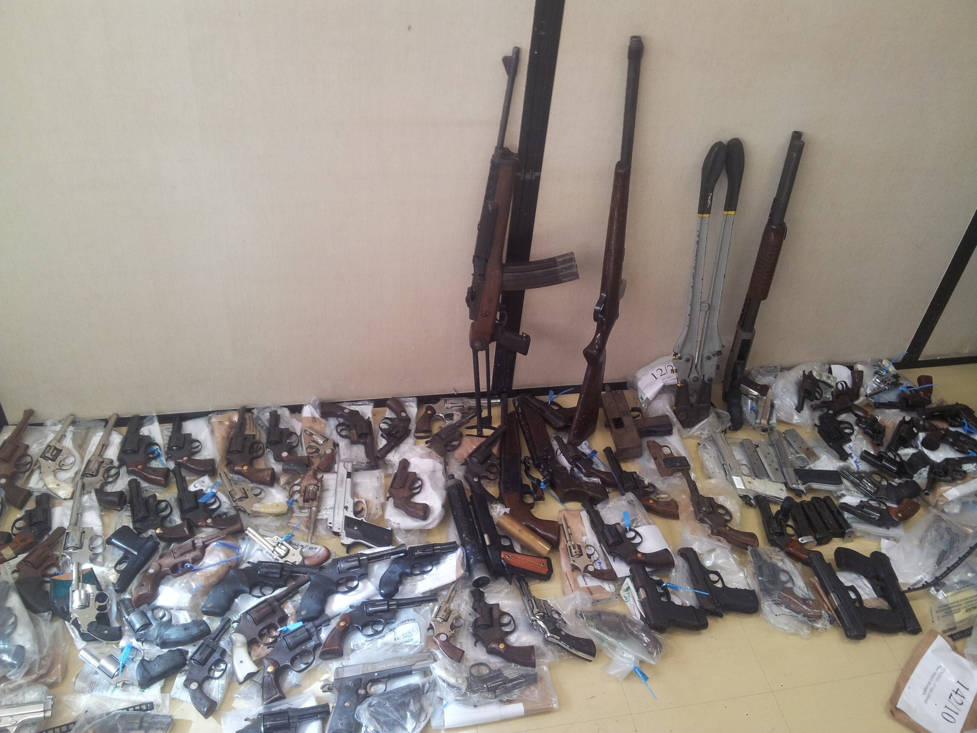 Polícia recuperou 98 armas após invasão ao Fórum de São Caetano do Sul, no ABC, na noite deste domingo (9)