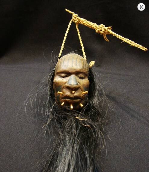 Ainda no museu, você encontra máquinas manuais e usadas em cadeias brasileiras e em antigos presídios da Rússia, improvisadas com barbeadores, cordas de violão, ampolas de seringa, além de uma reprodução da patente da caneta elétrica de Thomaz Edson, além de objetos do tatuador Luck.
O Museu Tattoo fica na rua 24 de Maio, 225 - 1° andar do conjunto 1, centro da capital paulista. O funcionamento é de segunda-feira à sexta-feira, das 10h às 19h, com visita agendada