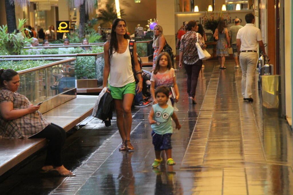 A apresentadora e mulher do ator Eduardo Moscovis foi vista em um shopping, no Rio de Janeiro