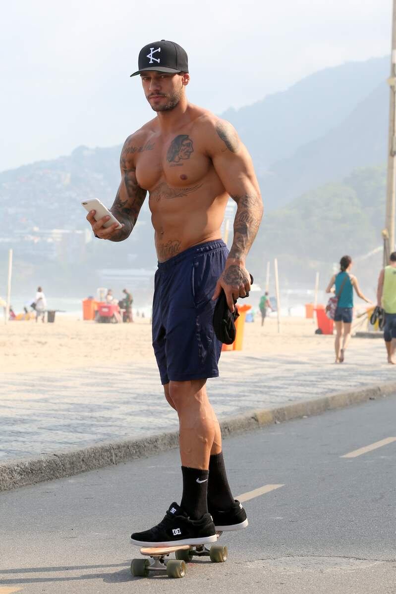 O sertanejo andou de skate na orla da zona sul do Rio de Janeiro
