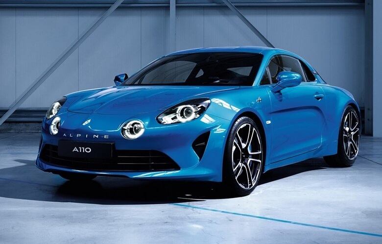 Também conhecido como "Berlinette", o Alpine A110 está prestes a renascer. O icônico cupê francês, que fez grande sucesso nas décadas de 1960 e 1970, ressurgirá pelas mãos da Renault depois de 40 anos. A estreia será na próxima semana, no Salão do Automóvel de Genebra. O design cheio de curvas não esconde o estilo retrô, mas o novo Alpine também recebeu um belo toque de modernidade e sofisticação. Veja os detalhes a seguir