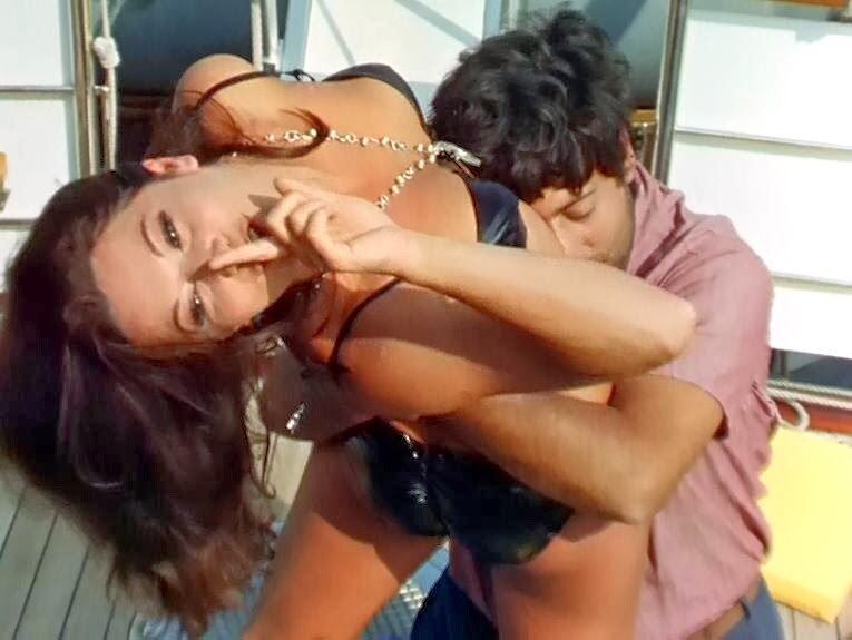 A distância entre o clitóris e a abertura vaginal está diretamente ligada à probabilidade da mulher em ter um orgasmo vaginal: se a distância for menor do que a largura de um polegar, o clitóris tem maior probabilidade de ser estimulado