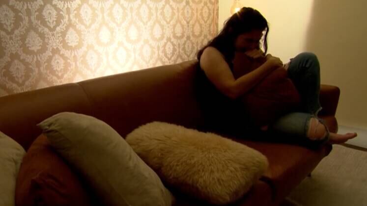 Segundo Isaac, a mulher que permanece em uma relação tão problemática é dependente emocional do outro de diversas formas diferentes. O psiquiatra estabeleceu três principais circunstâncias desse sentimento