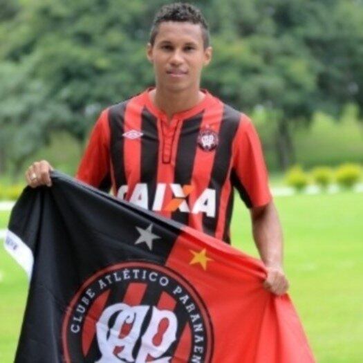 Jonas chegou ao Atlético Paranaense em março deste ano, para ser o titular na lateral-direita. Porém, com a ascensão de Léo, começou a travar uma disputa com o jogador pela titularidade. Mas como a questão não é se ele é titular, e sim o porquê de ser tachado de "Rei do vice", o atleta foi vice-campeão da Copa do Brasil pelo Furacão, se fosse uma vez só, tudo bem, mas foi a terceira vez seguida, no entanto, as outras duas foram por outro clube, um grande rival do Atlético...