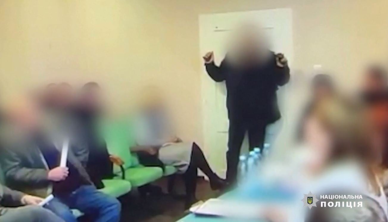 Um deputado ucraniano entrou numa reunião de conselho que acontecia na sexta-feira (15) num prédio do governo no vilarejo de Keretsky, na cidade de Zakarpattia, e jogou no chão três granadas, que explodiram na sequência.
No momento do ataque havia 26 participantes, dos quais seis ficaram gravemente feridos. Uma pessoa morreu, segundo a polícia, que ainda investiga o caso