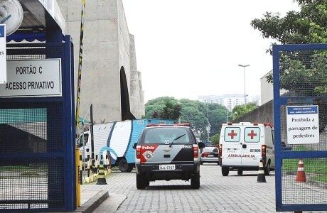 Veículo com a bacharel em direito Elize Matsunaga chega ao Fórum Criminal da Barra Funda, na zona oeste de São Paulo, nesta terça-feira
