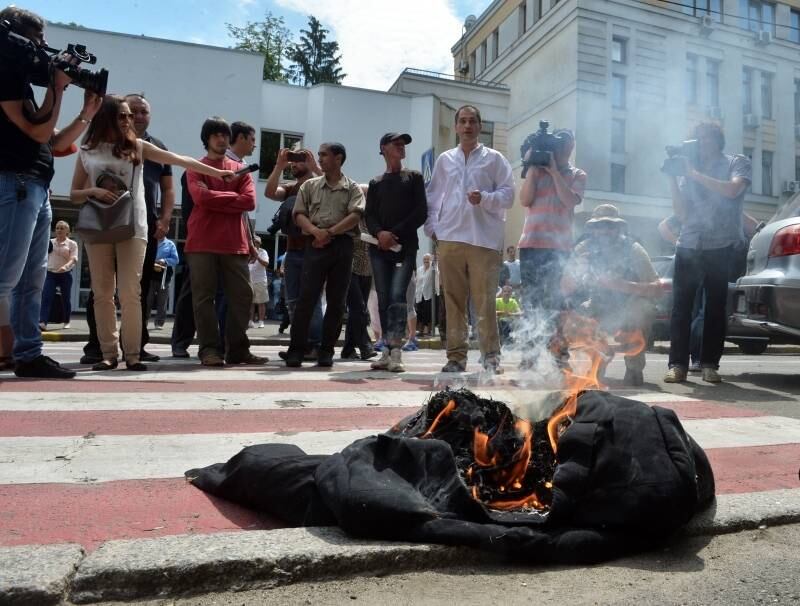 Em Kiev, na Ucrânia, manifestantes
queimam um boneco simbólico do ministro do Interior, Arsen Avakov, e pedem a sua
demissão por sua falta de ação nas investigações sobre os crimes cometidos pela
polícia durante os protestos no país
