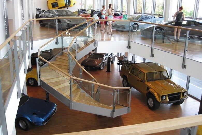 Local conta com vários modelos da marca, incluindo o McLaren Lamborghini V12 feito para Ayrton Senna derrotar Alain Prost