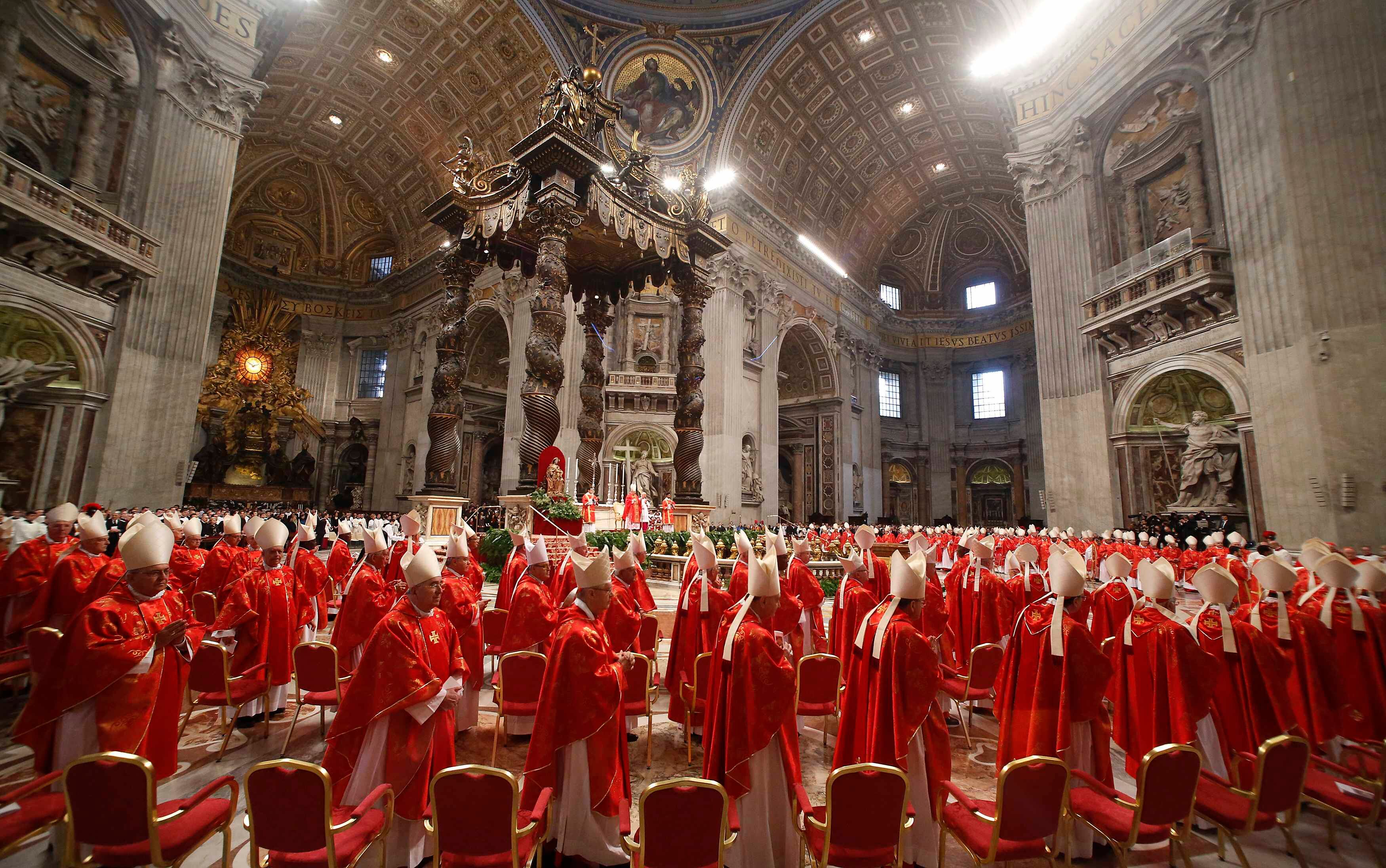 
Os 115 cardeais com direito a voto no conclave se preparam para missa na Basílica de São Pedro, celebrada pelo cardeal decano, Angelo Sodano. Às 15h45 (hora local, 11h45 em Brasília), os cardeais se transferirão
ao Palácio Apostólico e, 15 minutos depois, começará a procissão que os
levará à Capela Sistina, local das votações. A procissão durará cerca de
uma hora
