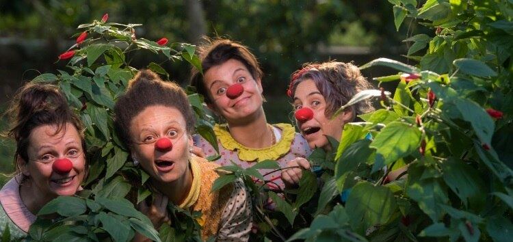 As palhaças do circo posam entre caras e caretas