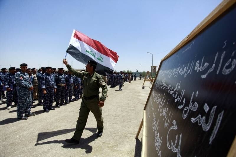 Membro das forças de
segurança iraquianas agita a bandeira nacional do Iraque enquanto homens
recém-recrutados se reúnem na cidade de Najaf, no Iraque. O primeiro-ministro
do país anunciou que o Iraque irá armar e treinar todos os que se voluntariarem
a combater os militantes jihadistas no norte