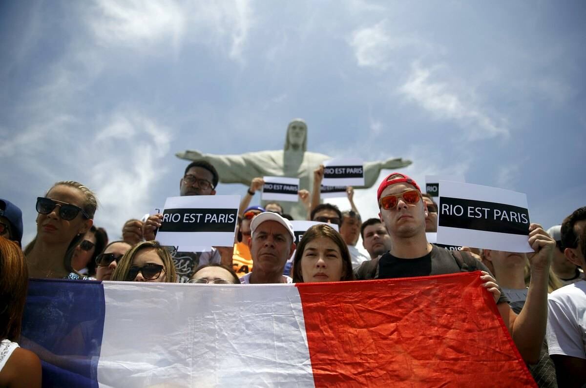 Além do Cristo iluminado com as cores da bandeira francesa, um grupo que estava no local também fez um tributo às vítimas