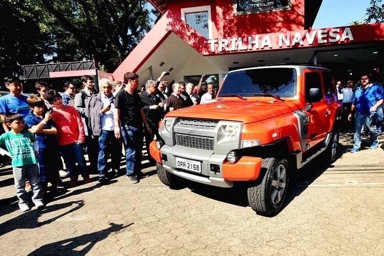 O jipinho manteve a carroceira de duas portas, mas ganhou novidades interessantes, como o "sky-roof", termo que identifica as duas janelas de vidro no teto, que formam um teto panorâmico