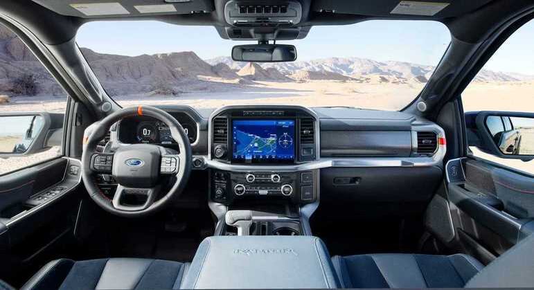 Interior também tem linhas retas, além de ter uma central multimídia de 12 polegadas com conexão com Android Auto e Apple CarPlay