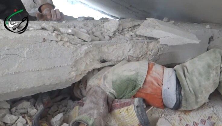 Forças leais ao ditador Bashar al Assad vêm contando com o
apoio dos ataques aéreos russos para tentar recuperar o controle da região —
que está cercada há meses pelos rebeldes em torno das cidades xiitas ao norte
de Aleppo, Zahraa e Noble

(Com informações do The Independent)
