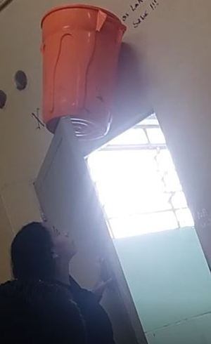 Alunos colocam 'armadilha' na porta