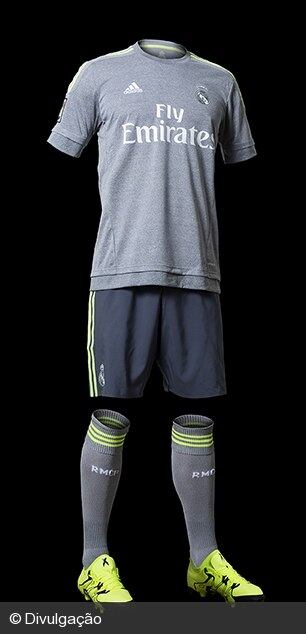 Já
a segunda camisa do clube é a que se assemelha com a da Roma. O uniforme que será usado com fraquência, principalmente nos jogos fora do Santiago Bernabéu, é todo cinza com as
listras em um verde claro