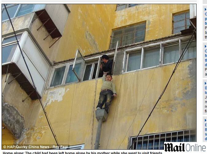 Segundo
informações do tabloide britânico Daily Mail, o garoto, de cerca de oito anos, ficou entediado em casa esperando o retorno da mãe, que tinha saído para se encontrar com amigos.

A aventura do menino, no entanto, não deu certo. Ele escorregou e ficou preso em um tubo de drenagem, aparentemente frágil

