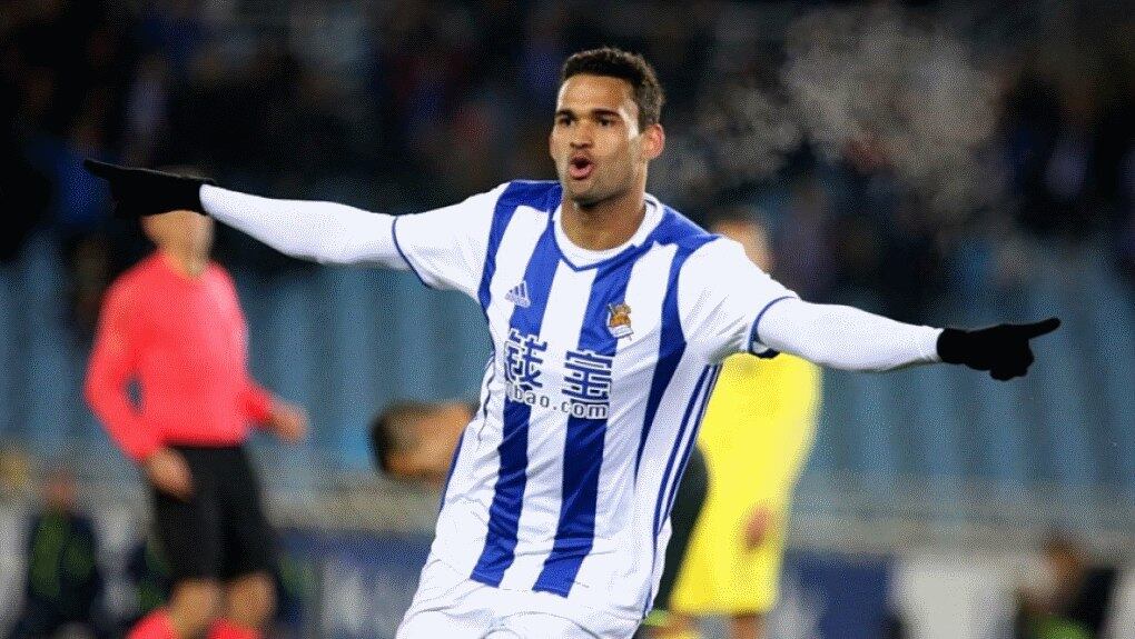 Willian José - Atacante - Real Sociedad - 25 anos

Willian José surgiu como uma joia no futebol brasileiro no Grêmio Barueri. Em 2011, o centroavante foi contratado pelo São Paulo, mas não engrenou, depois passou por Grêmio e Santos até ser contratado pelo Real Madrid B. Na Espanha passou pelo time profissional do Real, Zaragoza, Las Palmas e se firmou na Real Sociedad nesta temporada
Valor em 2016 - 1,5 milhões de euros / Valor em 2017 - 10 milhões de euros (+566,7%)