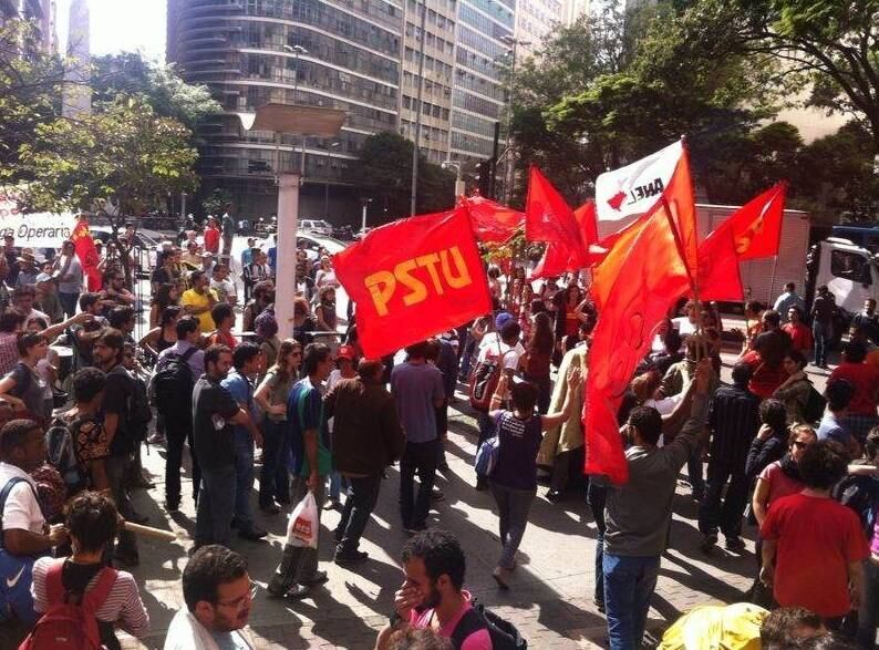 No centro da cidade, cerca de 200 pessoas se reuniram em protesto