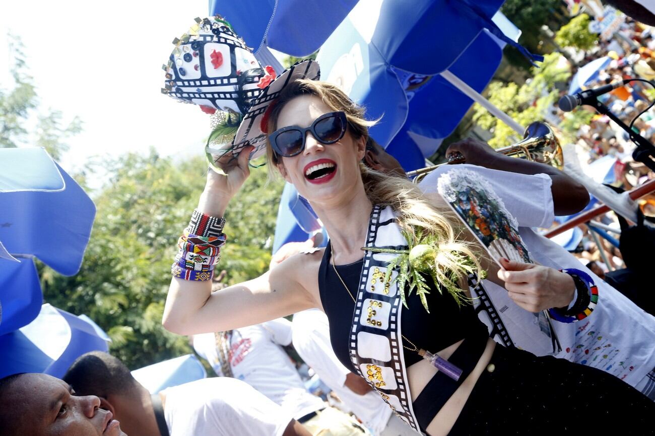 Mariana Ximenez agitou a manhã dessa Quarta-feira de cinzas como rainha do bloco Me Beija Que Eu Sou Cineasta