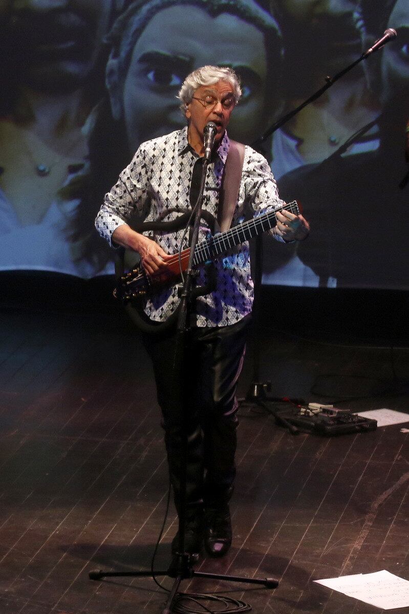 7º - Caetano Veloso — 1,39% dos votos
Caetano Veloso foi uma das lideranças do movimento Procure Saber, aquele que queria permitir a publicação de biografias apenas com o consentimento e aprovação dos biografados. O músico defendeu a postura do grupo e chegou a criticar o então parceiro Roberto Carlos, fazendo o Rei deixar o movimento. Caetano ficou em sétimo lugar, com 1,39%