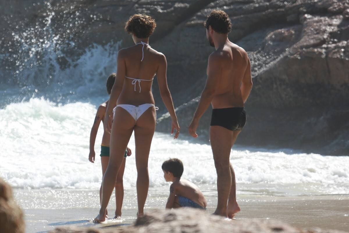 Sophie Charlotte e Daniel de Oliveira se divertem em praia com a família