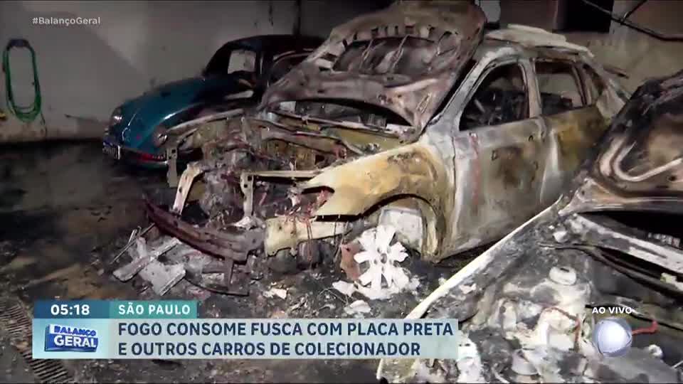 Fogo em garagem consome carros de colecionador na zona oeste de São Paulo