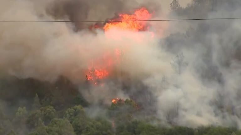 Ventos erráticos e altas temperaturas ajudaram em um violento que ameaçou cortar o acesso a uma comunidade rural no norte da Califórnia, onde as autoridades ordenaram a evacuação de cerca de 2.500 moradores O incêndio devastou 3.000 acres e ameaçou 600 prédios, informou o Departamento de Florestas e Proteção contra Incêndios da Califórnia. Mais de 230 bombeiros estão respondendo. Grande parte do estado do norte permaneceu sob alerta máximo no domingo