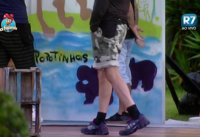 A ex-peoa disse que assistiu a poucas cenas do reality no programa Hoje
Em Dia e, por isso, ainda está confusa sobre o que pensar. Ela também estranhou
a forma como todos a olham, como se “soubessem mais que ela”.



— Isso é engraçado! As pessoas olham e parece que vão dizer
alguma coisa que ainda não sei, querendo dizer: “Essa menina ainda vai ver
tanta coisa, coitada”

+ Douglas Sampaio agradece Mara Maravilha pelos tapas na cara: "Foram tapas de R$ 2 milhões"

+ Acesse R7 Play e assista às íntegras do Hoje em Dia! Clique e experimente de graça!
