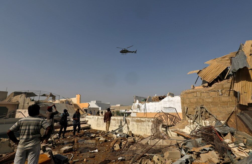 Helicóptero sobrevoa local da queda de avião da PIA Airlines em Karachi