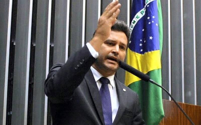 Mauricio Quintella, ministro dos Transportes, Portos e Aviação Civil

Mauricio Quintella, 45 anos, está no quarto mandato como deputado federal por Alagoas. Foi eleito vereador de Maceió em 1996 e em 2000. Foi presidente da Câmara de Vereadores e secretário municipal de Educação de Maceió e secretário estadual de Educação de Alagoas. Na votação do processo de impeachment da presidente Dilma Rousseff na Câmara dos Deputados, Quintella (PR-AL) deixou o cargo de líder do partido para votar favoravelmente ao afastamento da petista