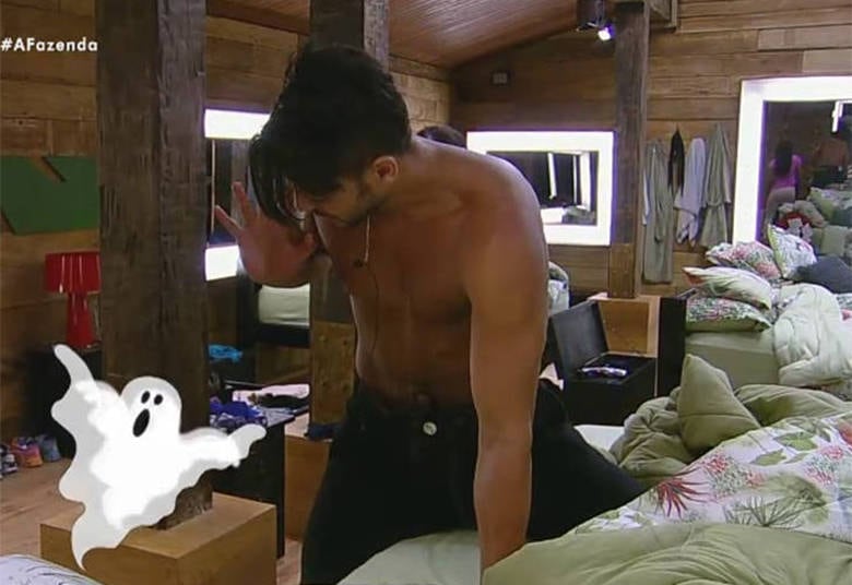Teve caso engraçado envolvendo o peão
também. Após beber algumas doses a mais na festa, Marcelo afirmou ter visto
alguns fantasmas do lado da sua cama, precisando ser conduzido pelos peões para
dormir na sala

+ "Eu prefiro esquecer a Mara como jogadora", diz Douglas sobre ex-peoa de A Fazenda
+ Peões relembram trajetória de Amaral no reality e Rayanne afirma: "Ele é um cara muito iluminado"
+ Em atividade, Minerato fala sobre Thiago Servo: "Por mais que eu queira ele não vai sair da minha vida"

