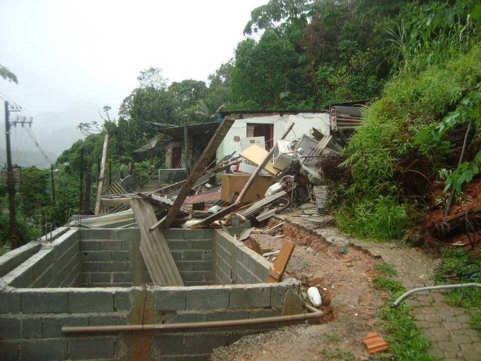 Duas casas foram parcialmente destruídas durante o temporal do fim de semana. O prefeito de São Sebastião decretou estado de calamidade pública na noite de domingo (17)