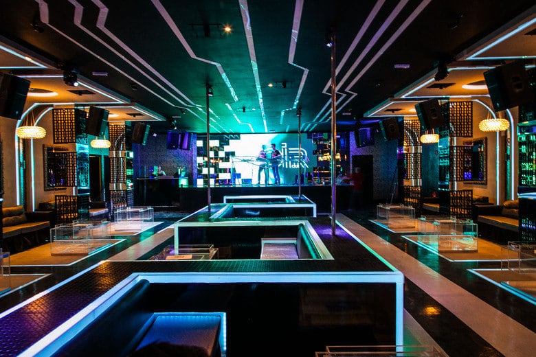 Entre os itens de luxo da boate está um champanhe de R$ 2.300